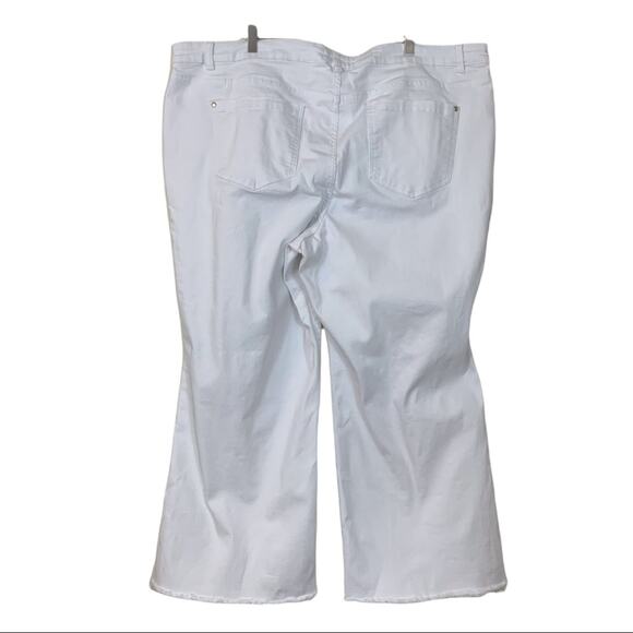 Eloquii Denim Women's High Rise White Raw Flare Crop Hem Jeans Size 26 Plus - Picture 2 of 7